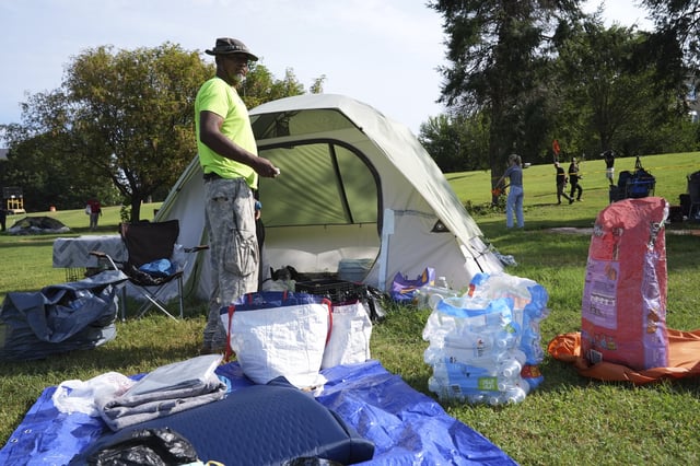 George M., who has been living at a tent encampment, packs up before a 10 a.m. deadline, Thursday, Aug. 14, 2025 in Washington. (AP Photo/Jacquelyn Martin)