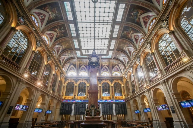 El interior de la Bolsa de Madrid (España), a 5 de enero de 2021. El Ibex 35 cedía un 0,32% en la media sesión de este martes, en la que se colocaba en los 8.072,9 puntos, en un contexto marcado por el avance del Covid-19 y su impacto económico,