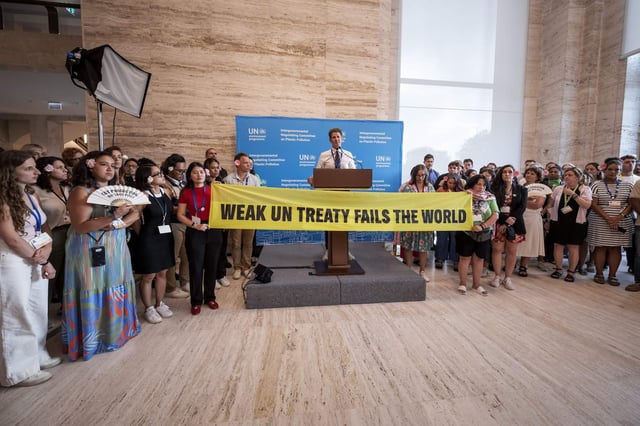 Des activistes manifestent lors de la dernière journée de négociation d'un traité mondial sur la pollution plastique, à l'ONU à Genève, le 13 août 2025. 