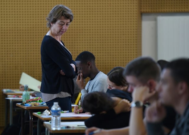 Der Steuerzahlerbund hat sich für weniger Verbeamtungen ausgesprochen und damit für Kritik des Beamtenbundes gesorgt. "Die öffentlichen Haushalte werden durch die XXL-Beamtenverhältnisse enorm belastet", sagte Steuerzahlerbundpräsident Holznagel.
