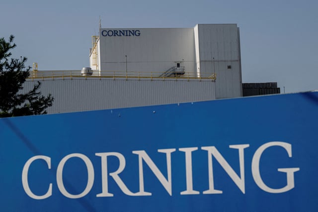 Corning?s Harrodsburg facility, site of a $2.5 billion commitment announced by Apple to produce all of its iPhone and Apple Watch cover glass, in Harrodsburg, Kentucky, U.S. August 7, 2025. REUTERS/Jon Cherry/File Photo
