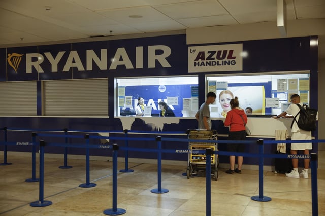 Pasajeros en el mostrador de Ryanair en el aeropuerto Adolfo Suárez Madrid Barajas, este viernes