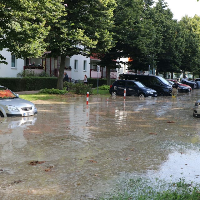 In Neu-Hohenschönhausen ist eine Straße nach einem Wasserrohrbruch überschwemmt.