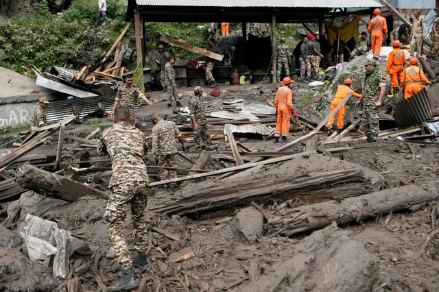 Efectivos de la fuerza india de respuesta a desastres y otros agentes de seguridad durante un operativo de rescate después de las inundaciones repentinas en la aldea de Chositi, en el distrito de Kishtwar, en la Cachemira controlada por India, el 15 de agosto de 2025. (AP Foto/Channi Anand)