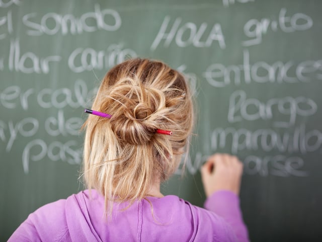 Female student during Spanish class in front of a blackboard with pen hair - FTP CLARIN Idioma español. Foto Shutterstock (5).jpg Z Invitado