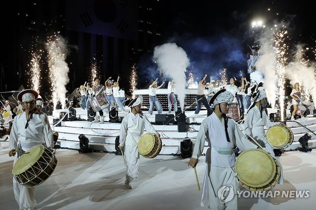 Korean musicians perform during the "People's Mandate Ceremony" held at Gwanghwamun Square in downtown Seoul on Aug. 15, 2025. (Yonhap)