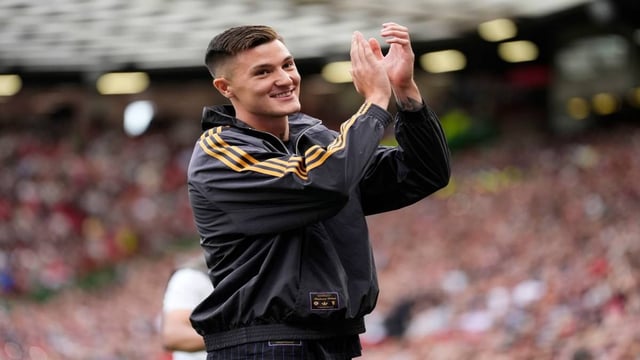 Benjamin Sesko acknowledges the Old Trafford crowd | Image: AP