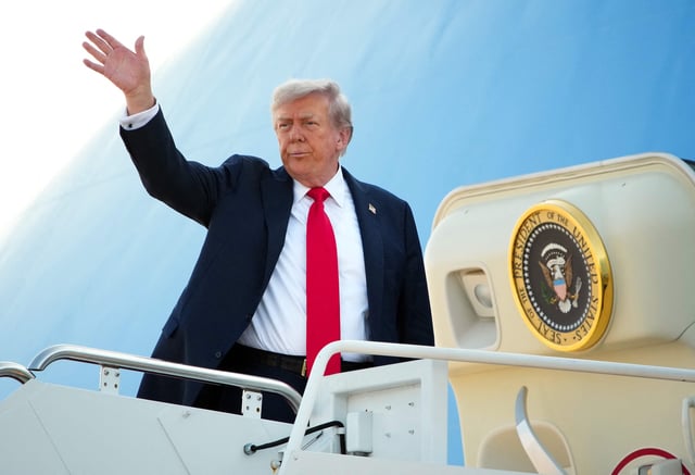 El presidente de EE. UU., Donald Trump, aborda el Air Force One el 15 de agosto de 2025 en la Base Conjunta Andrews, Maryland