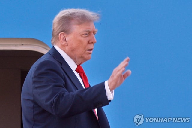 U.S. President Donald Trump waves as he boards Air Force One at Joint Base Andrews in Maryland on Aug. 15, 2025, in this photo released by the Associated Press. (Yonhap)