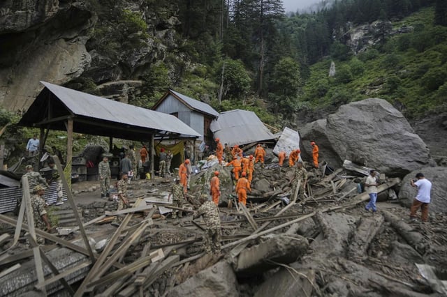 Destrozos provocados por la tromba de agua caída en una población de la Cachemira india, este viernes.