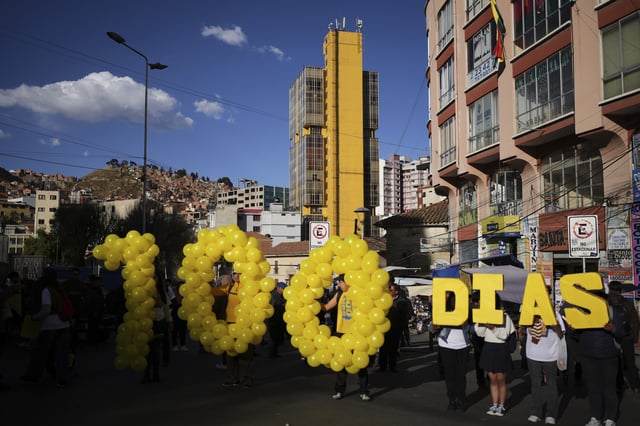 Supporters of presidential candidate Samuel Doria Medina hold balloons reading in Spanish, "100 days," his slogan, at a campaign rally five days ahead of presidential elections, in La Paz, Bolivia, Tuesday, Aug. 12, 2025. (AP Photo/Natacha Pisarenko)