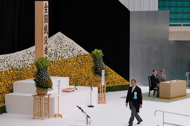 El primer ministro japonés Shigeru Ishiba, izquierda, camina para pronunciar un discurso al tiempo que el emperador Naruhito y la emperatriz Masako asisten a un servicio conmemorativo por el 80mo aniversario de la derrota de Japón en la Segunda Guerra Mundial, en el Nippon Budokan el viernes 15 de agosto de 2025, en Tokio. (AP Foto/Eugene Hoshiko)