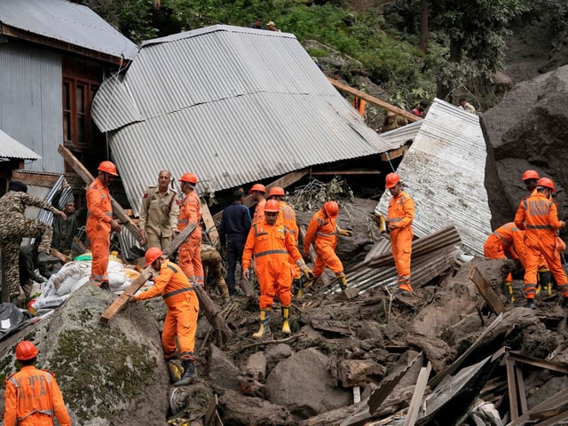 Einsatzkräfte suchen am Freitag nach einer Sturzflut in dem Dorf Chositi im Bezirk Kishtwar im indisch kontrollierten Kaschmir nach Überlebenden