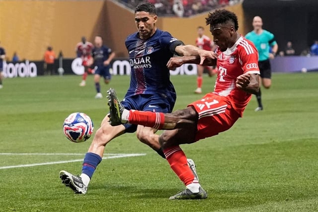 Kingsley Coman del Bayern Múnich remata ante Achraf Hakimi del Paris Saint-Germain durante los cuartos de final del Mundial de Clubes, el 5 de julio de 2025, en Atlanta. (AP Foto/Brynn Anderson)