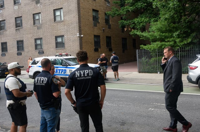 Police investigate a shooting at 210 Stanton St. on the Lower East Side of Manhattan on Thursday, Aug. 14, 2025. (Gardiner Anderson / New York Daily News)