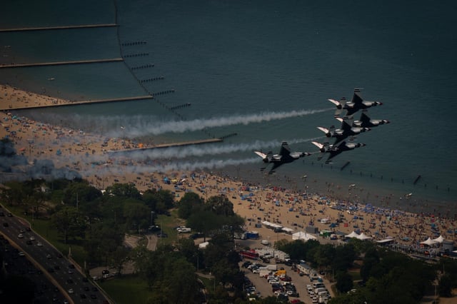 U.S. Air Force Thunderbirds perform over Oak Street Beach during rehearsal day for the Chicago Air and Water Show, Aug. 15, 2025. (E. Jason Wambsgans/Chicago Tribune)
