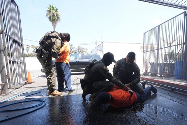Agentes de inmigración detienen a dos hombres en un lavado de autos el viernes 15 de agosto de 2025 en Montebello, California. (AP Foto/Gregory Bull)