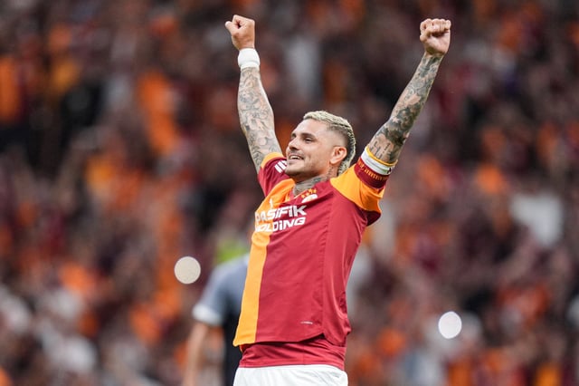Mauro Icardi celebra su gol con los hinchas de Galatasaray, luego de superar una lesión que lo inactivó durante nueve meses; el equipo de Estambul ganó por 3-0 en la Superliga turca.