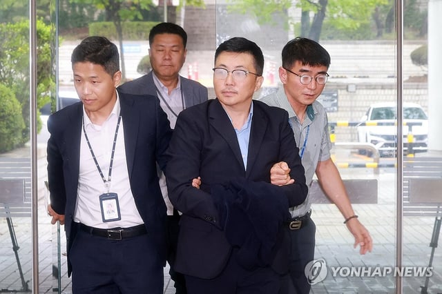 Kim Ye-seong (3rd from L), an associate of former first lady Kim Keon Hee, arrives at the Seoul Central District Court to attend his arrest warrant hearing on Aug. 15, 2025. (Yonhap)