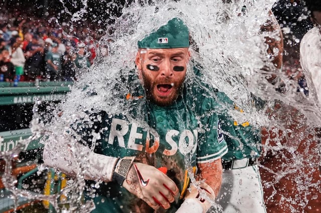 Trevor Story, de los Medias Rojas de Boston, es empapado en agua fría luego de batear el hit decisivo en el juego del viernes 15 de agosto de 2025, ante los Marlins de Miami (AP Foto/Charles Krupa)