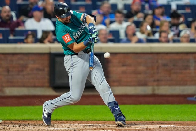 Cal Raleigh, de los Marineros de Seattle, pega un jonrón de dos carreras ante los Mets de Nueva York, el viernes 15 de agosto de 2025 (AP Foto/Yuki Iwamura)