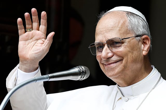 El Papa León XIV saluda a la multitud mientras dirige la oración del Ángelus en la residencia papal de verano en Castel Gandolfo, al sureste de Roma, el 15 de agosto de 2025
