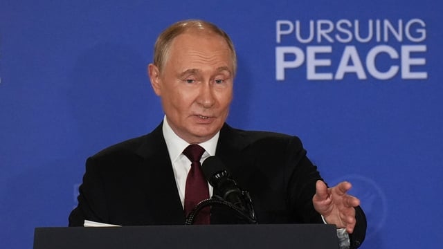 Conspiracy theorists claim that Putin sent a body double to Alaska to meet Trump