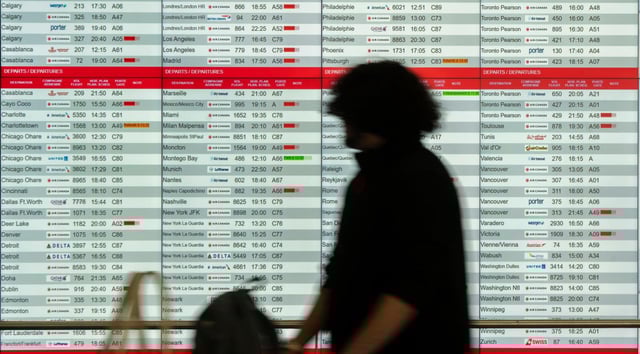 Vuelos cancelados y demorados de Air Canada, vistos en una pantalla con las salidas programadas en el aeropuerto internacional Montreal-Pierre Elliott Trudeau, en Dorval, Quebec, el 15 de agosto de 2025. (Christinne Muschi/The Canadian Press vía AP)
