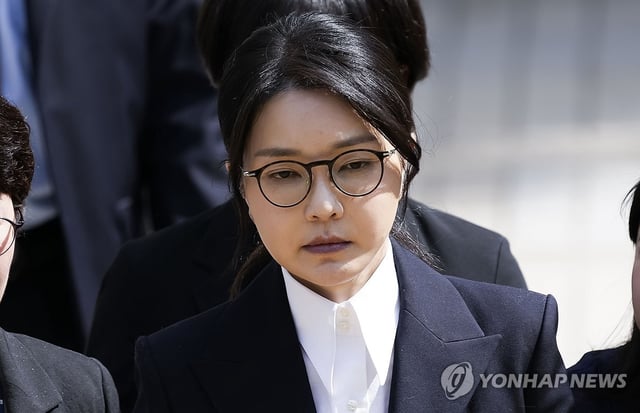 Former first lady Kim Keon Hee leaves the Seoul Central District Court in southern Seoul on Aug. 12, 2025, after attending a hearing on her arrest warrant. (Pool photo) (Yonhap)