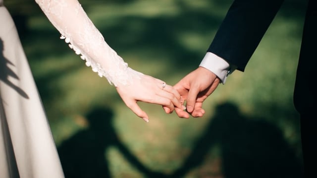 A Chinese couple survived a near-fatal car crash and married days later.