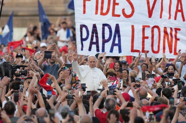 ARCHIVO - El papa León XIV saluda a su llegada a la vigilia de Pentecostés, en la Plaza de San Pedro del Vaticano, el 8 de junio de 2025. (AP Foto/Alessandra Tarantino, archivo)