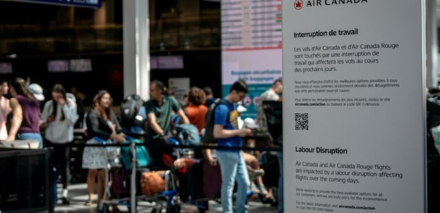 Des passagers en attente à l'aéroport de Montréal (Canada) le 16 août 2025 à la suite d'un mouvement de grève des hôtesses et stewards d'Air Canada