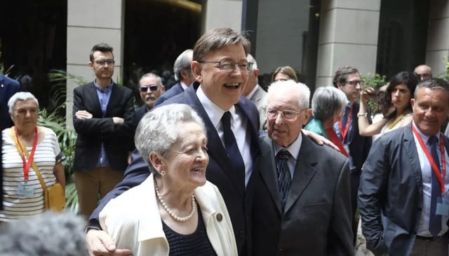 Ximo Puig acompañado por sus padres, Elodia Ferrer y Joaquín Puig, en su toma de posesión de 2019