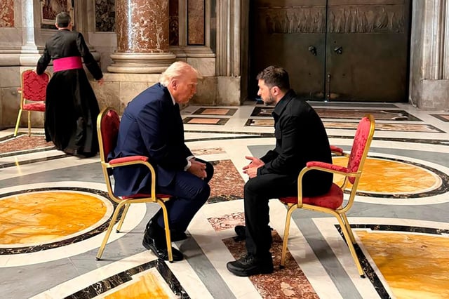 ARCHIVO - En esta fotografía proporcionada por la Oficina de Prensa de la Presidencia ucraniana, el presidente Volodimir Zelensky, derecha, y el mandatario estadounidense Donald Trump conversan durante su asistencia al funeral del papa Francisco