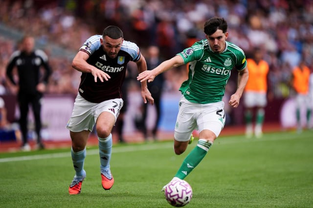 John McGinn del Aston Villa y Tino Livramento del Newcastle pelean por el balón en el encuentro de la Liga Premier el sábado 16 de agosto del 2025. (Bradley Collyer/PA via AP)