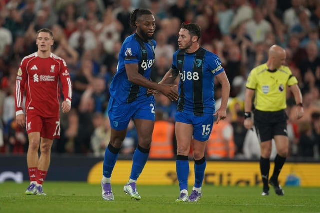 Antoine Semenyo (centro izquierda) celebra con Adam Smith tras anotar el primer gol de Bournemouth ante Liverpool de la Liga Premier, el viernes 15 de agosto de 2025. (AP Foto/Ian Hodgson)