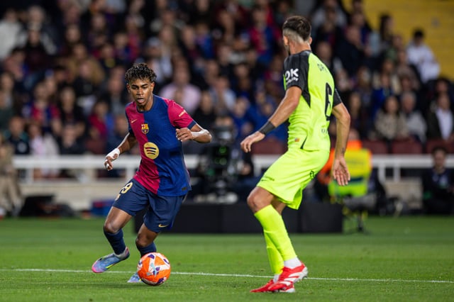 Lamine Yamal of FC Barcelona runs with the ball during the LaLiga match between FC Barcelona and RCD Mallorca at Estadi Olimpic Lluis Companys on April 22, 2025 in Barcelona, Spain.