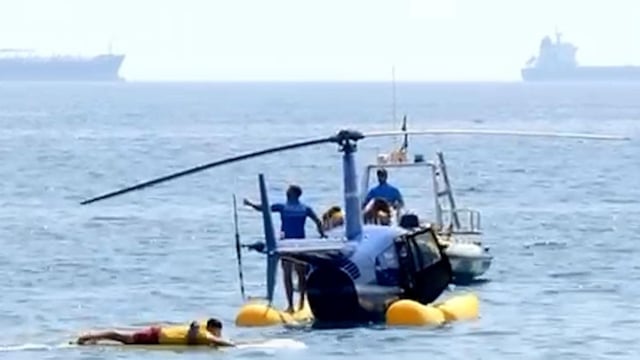 Un helicóptero de la empresa de vuelos turísticos Sky Tour Barcelona ha amerizado de emergencia a 200 metros del puente la playa de la Barceloneta, si bien tanto el piloto como los tres ocupantes han resultado ilesos y los equipos de emergencia han dado por controlado el incidente . Los hechos han ocurrido hacia las 14 horas de este sábado, cuando