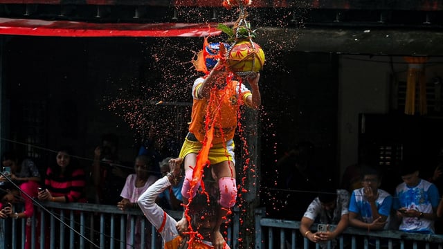 Govindas break the Dahi Handi by forming a human pyramid on the occasion of Gokulashtami festival in Mumbai, India. Aug 16, 2025.