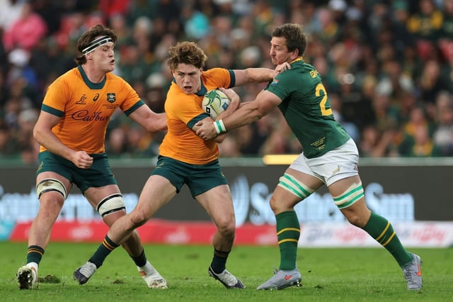 Le demi d'ouoverture australien James O'Connor (C) à la lutte avec le troisième-ligne sud-africain Kwagga Smith, le 16 août 2025
