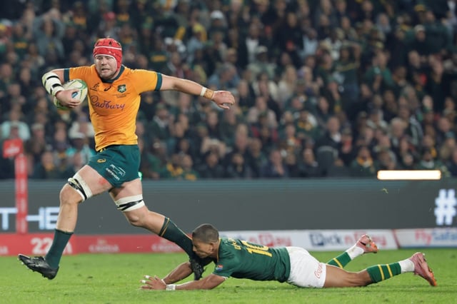 Le capitaine australien Harry Wilson échappe au plaquage de Manie Libbok pour inscrire son deuxième essai, le 16 août 2025.