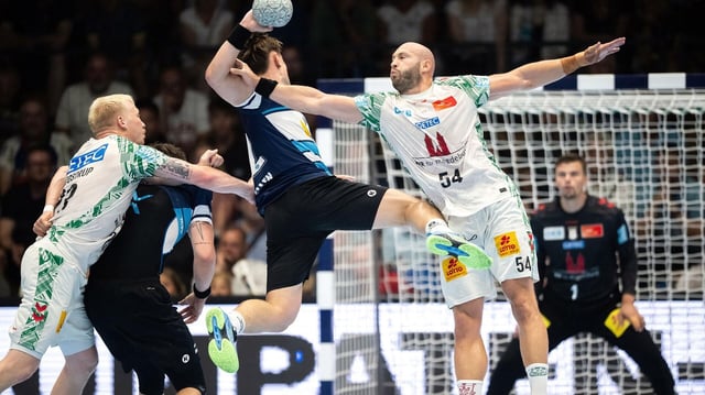 Oscar Bergendahl 54 (SC Magdeburg) bekommt nach diesem Foul an Felix Aellen 22 (ThSV Eisenach) die Rote Karte.