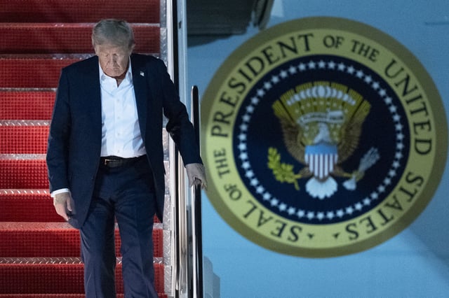 El presidente Donald Trump desciende del Air Force One a su llegada a la Base Conjunta Andrews, Maryland, en la madrugada del sábado 16 de agosto de 2025, tras una cumbre con el presidente ruso Vladimir Putin en Anchorage, Alaska.