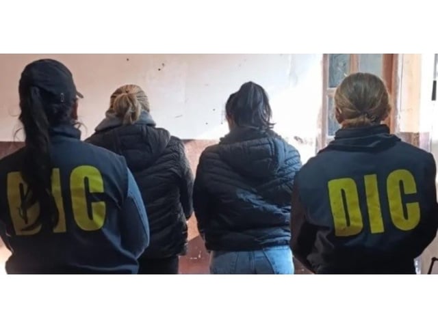 Tras un allanamiento, las mujeres fueron detenidas por efectivos de la Policía.