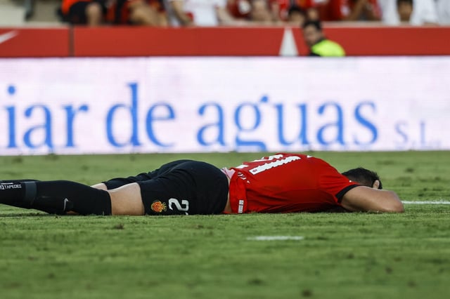 El defensa del Mallorca Antonio Raíllo tendido en el suelo (durante el gol que marca Ferrán Torres).