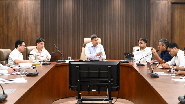 MCG commissioner Pradeep Dahiya during the meeting with officials on Saturday. (Parveen Kumar/HT Photo)