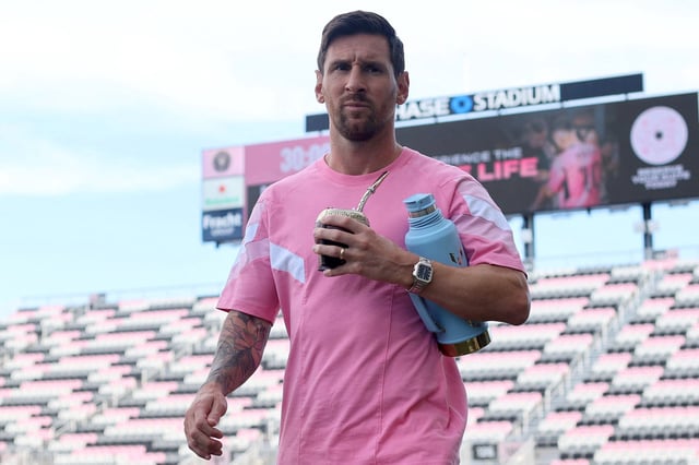 Lionel Messi vuelve a estar disponible pero arranca desde el banco de suplentes.