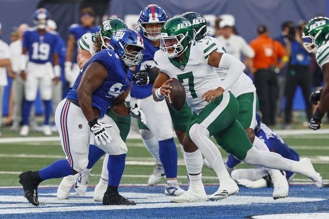 Jets&#39; Justin Fields struggled against the Giants on Saturday in the preseason.