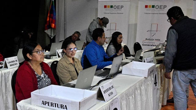 Techniker bereiten in La Paz ein Wahlbüro vor.