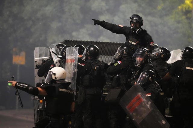 Agentes de la gendarmería serbia realizan patrullajes en un camión durante las protestas antigubernamentales cerca de las oficinas del Partido Progresista Serbio en Belgrado, Serbia, el viernes 15 de agosto de 2025. (AP Foto/Darko Vojinovic)